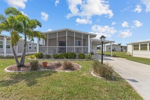 611 La Jolla Cir in North Port, FL - Building Photo