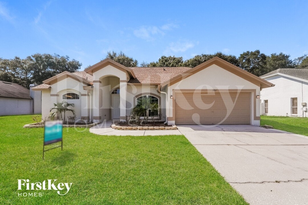 9712 Glenpointe Dr in Riverview, FL - Building Photo