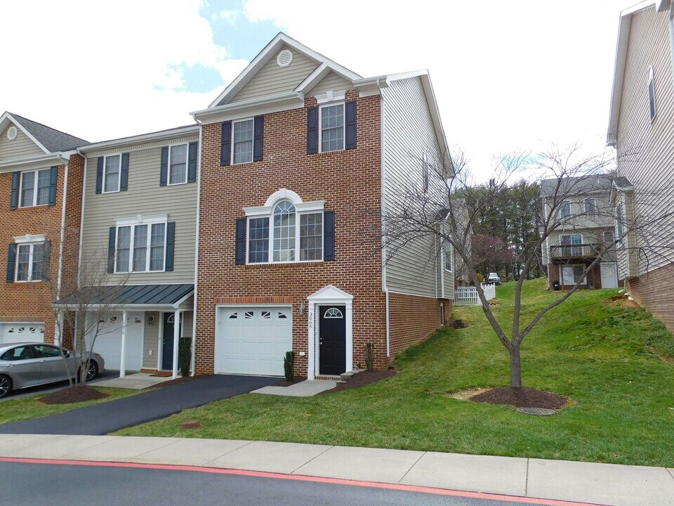 3066 Crystal Spring Ln in Harrisonburg, VA - Building Photo