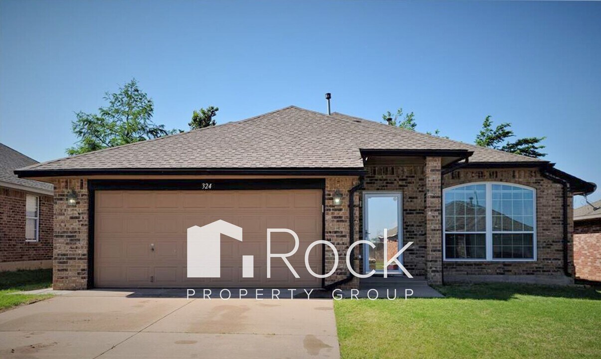 324 SW 39th St in Moore, OK - Building Photo
