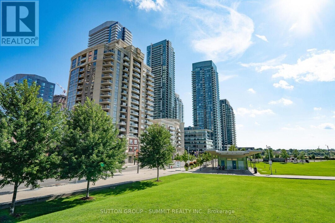 350 Princess Royal Dr in Mississauga, ON - Building Photo