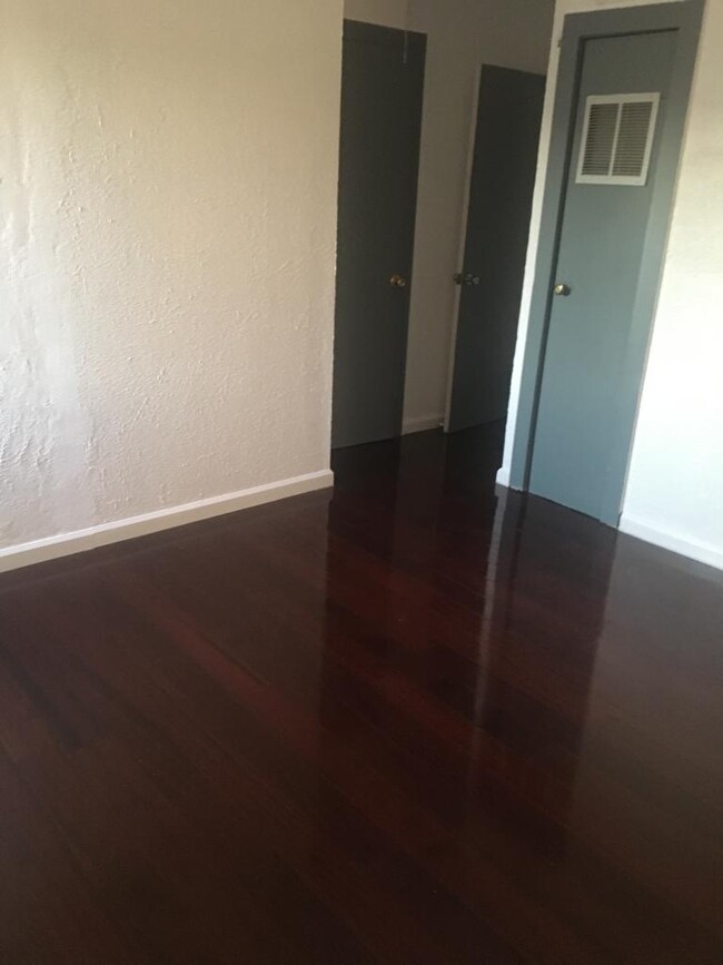 595 N L St, Unit Apartment in Livermore, CA - Foto de edificio - Building Photo