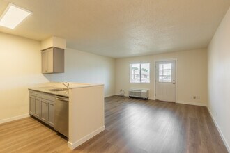 Colonial Village in Newberg, OR - Foto de edificio - Interior Photo