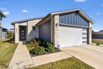 8206 Linda Michelle Ln in Austin, TX - Building Photo - Building Photo