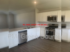 1103 W Abilene Rd in Claremore, OK - Foto de edificio - Building Photo