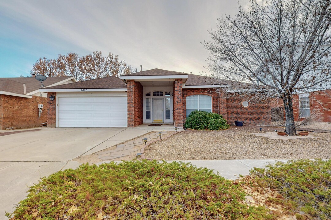 8012 Waterbury Ave NW in Albuquerque, NM - Foto de edificio