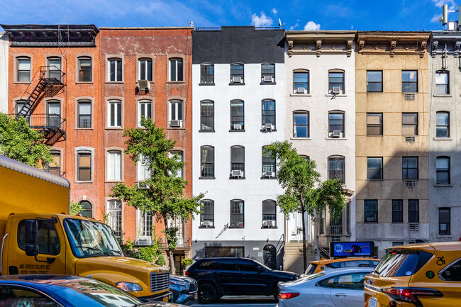 316 Second Ave in New York, NY - Foto de edificio - Building Photo