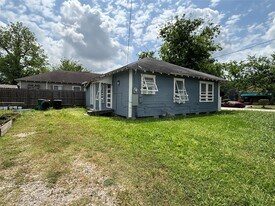 3301 Dennis St in Houston, TX - Building Photo