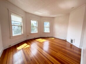 74 Romsey St, Unit 3 in Boston, MA - Foto de edificio - Building Photo