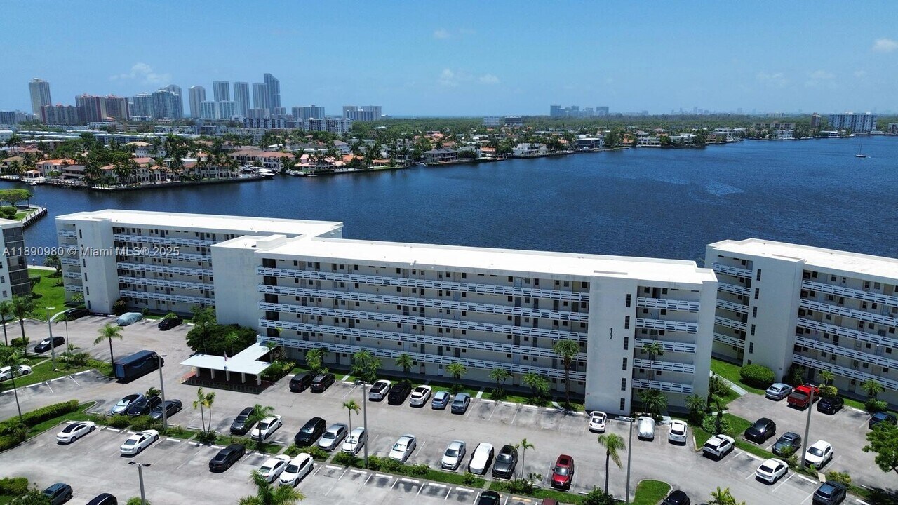 3010 Marcos Dr in Aventura, FL - Building Photo