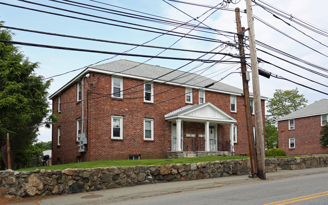 63-65 Newton St in Waltham, MA - Foto de edificio - Building Photo