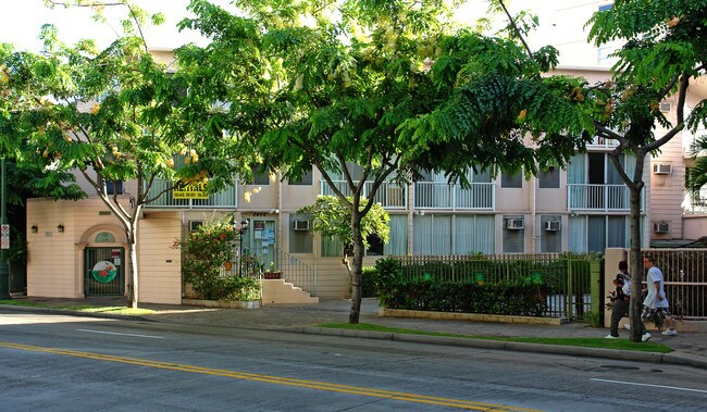 2406 Kuhio Ave in Honolulu, HI - Building Photo - Building Photo