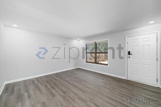 575 Springwood Dr in Forest Park, GA - Building Photo - Building Photo