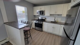 43 Knox Terrace in Wayne, NJ - Building Photo