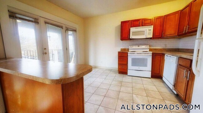 1131 Commonwealth Ave in Boston, MA - Building Photo - Building Photo