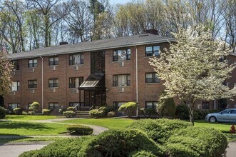 276 Grove St in Newton, MA - Building Photo - Building Photo