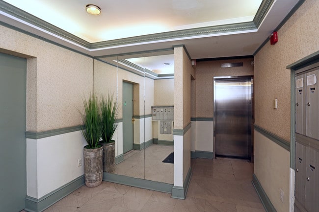 Juniper Place in Philadelphia, PA - Foto de edificio - Lobby