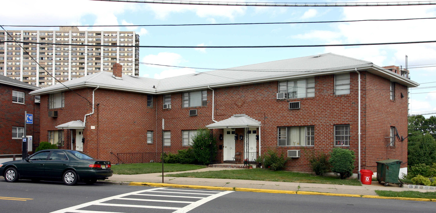 216 Palisade Ave in Cliffside Park, NJ - Building Photo