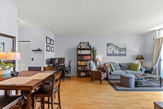 1134 W Granville Ave, Unit # 0816 in Chicago, IL - Building Photo - Building Photo