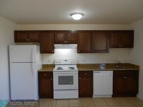 925 W 36th St-Unit -2 in West Palm Beach, FL - Foto de edificio - Building Photo