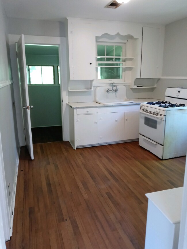 property at 905 N 3rd St