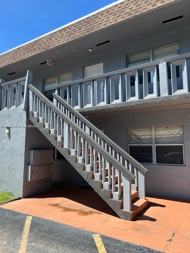 4732 SW 33rd Ave in Fort Lauderdale, FL - Building Photo - Building Photo