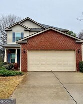 1985 Boatswain Dr in Hampton, GA - Building Photo