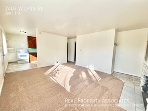 2403 W Lynn St in Seattle, WA - Foto de edificio - Building Photo