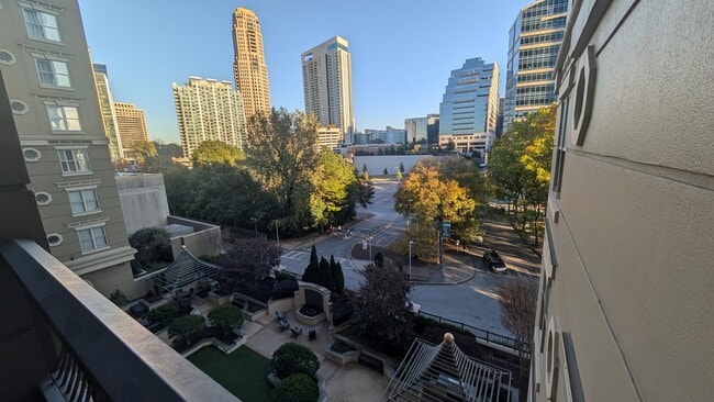 3334 Peachtree Rd NE, Unit 302 in Atlanta, GA - Foto de edificio - Building Photo