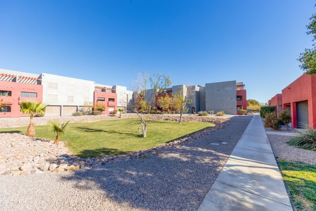 Los Pecos in Las Vegas, NV - Building Photo
