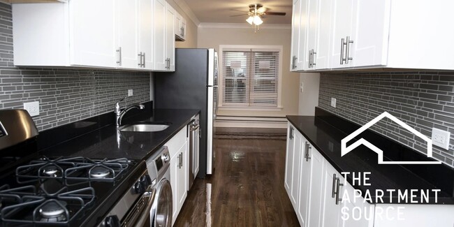 property at 726 W Roscoe St