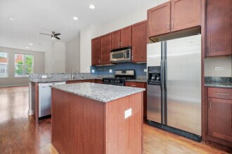 2715 W Dakin St in Chicago, IL - Foto de edificio - Building Photo