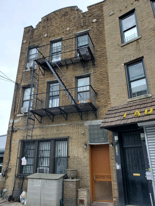 93-38 43rd Ave in Elmhurst, NY - Building Photo