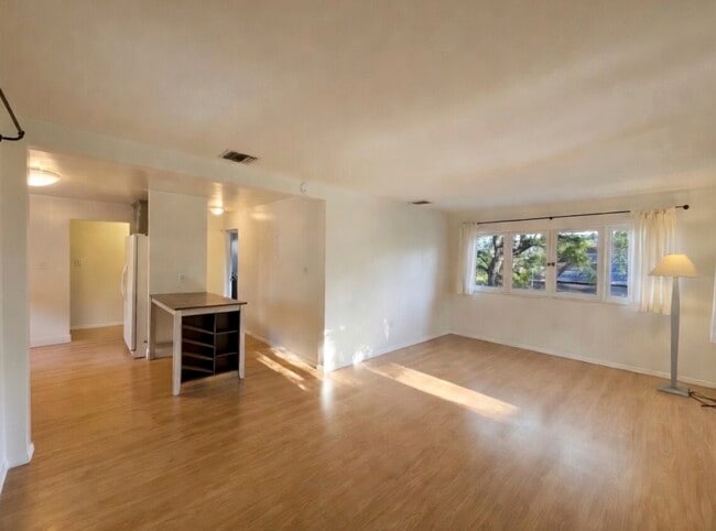 5033 Campo Rd in Woodland Hills, CA - Building Photo - Building Photo