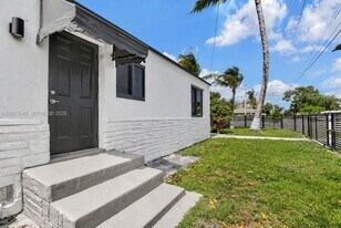 1102 NW 103rd St in Miami, FL - Building Photo