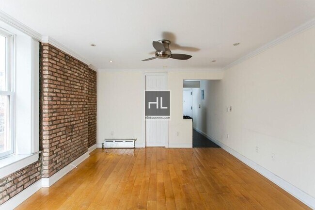 Bright and Spacious 2 Bedroom, 2 Bathroom in New York, NY - Foto de edificio - Building Photo