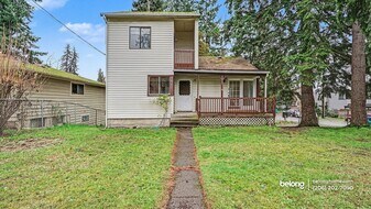 16702 Linden Ave N in Shoreline, WA - Building Photo