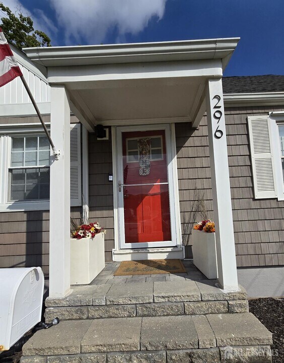 296 High St in Metuchen, NJ - Building Photo