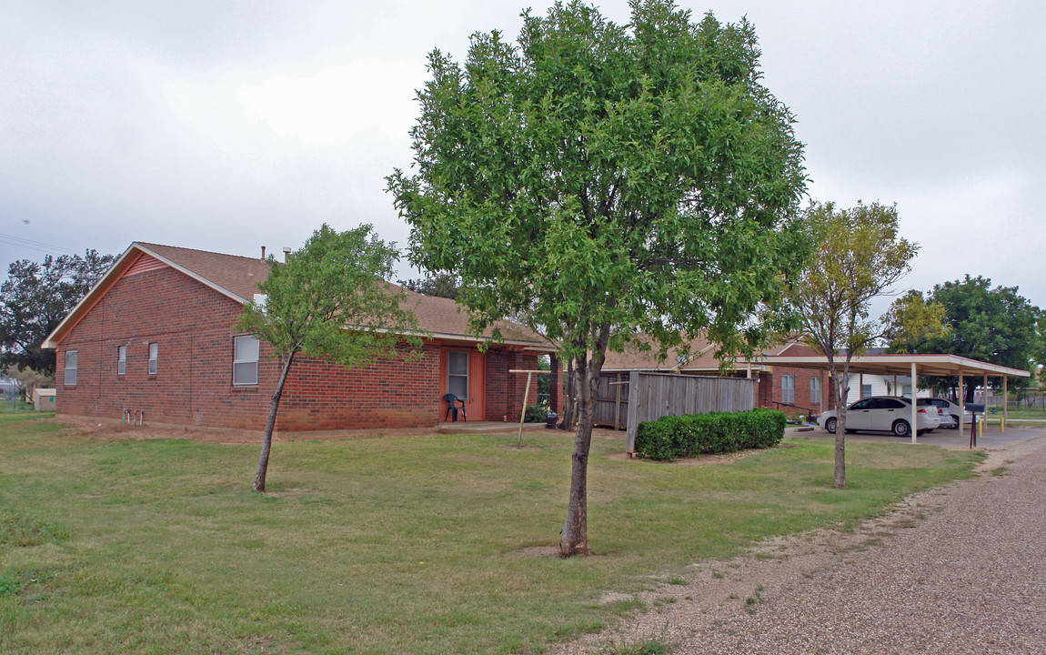 613-621 Avenue D in Ralls, TX - Building Photo