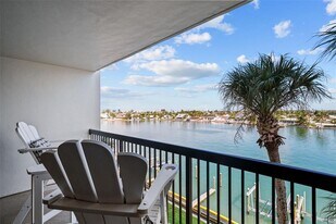 9495 Blind Pass Rd in St Pete Beach, FL - Building Photo