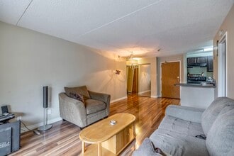 77 Edmonton St in Winnipeg, MB - Building Photo - Building Photo
