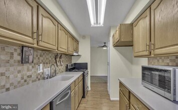 11232 Chestnut Grove Square in Reston, VA - Building Photo - Building Photo