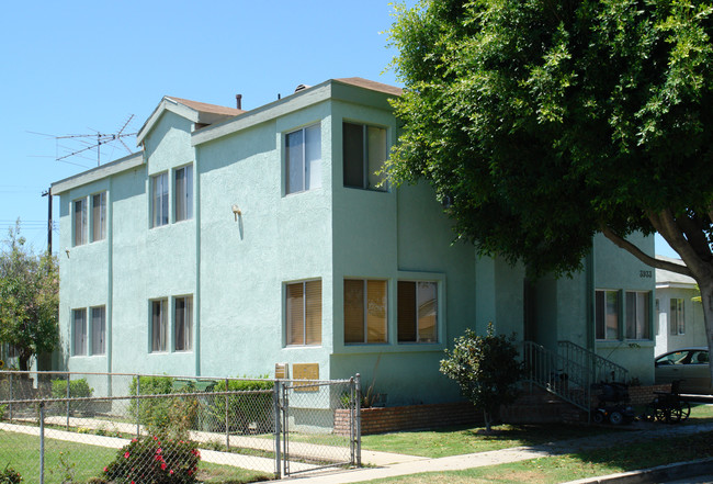 3933 Tilden Ave in Culver City, CA - Building Photo - Building Photo