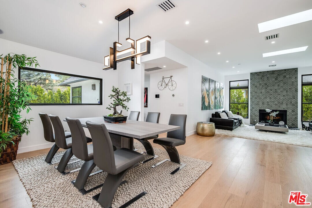13378 Contour Dr in Los Angeles, CA - Building Photo