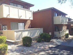 Sierra View Apartments in Acton, CA - Foto de edificio - Building Photo