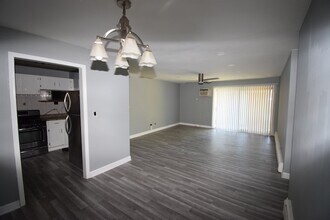 9S070 Lake Dr, Unit 201 in Willowbrook, IL - Building Photo - Building Photo