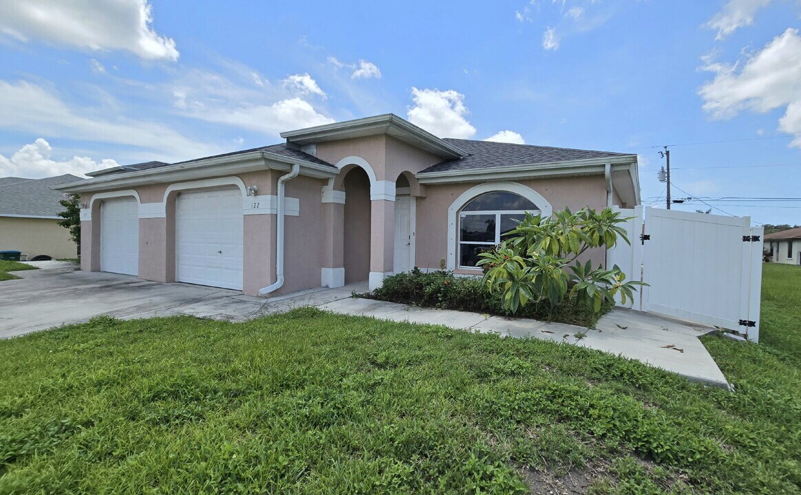 122 SE 12th St in Cape Coral, FL - Foto de edificio