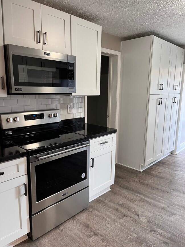 1364 W 58th St, Unit Upper