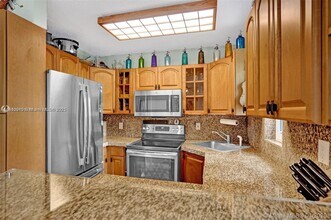 2940 Shipping Ave in Miami, FL - Building Photo - Building Photo
