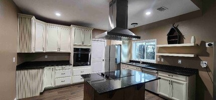 6835 Purvis Ln in Baytown, TX - Foto de edificio - Building Photo